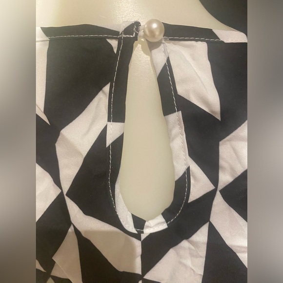 Geometric print romper - Picture 3 of 4